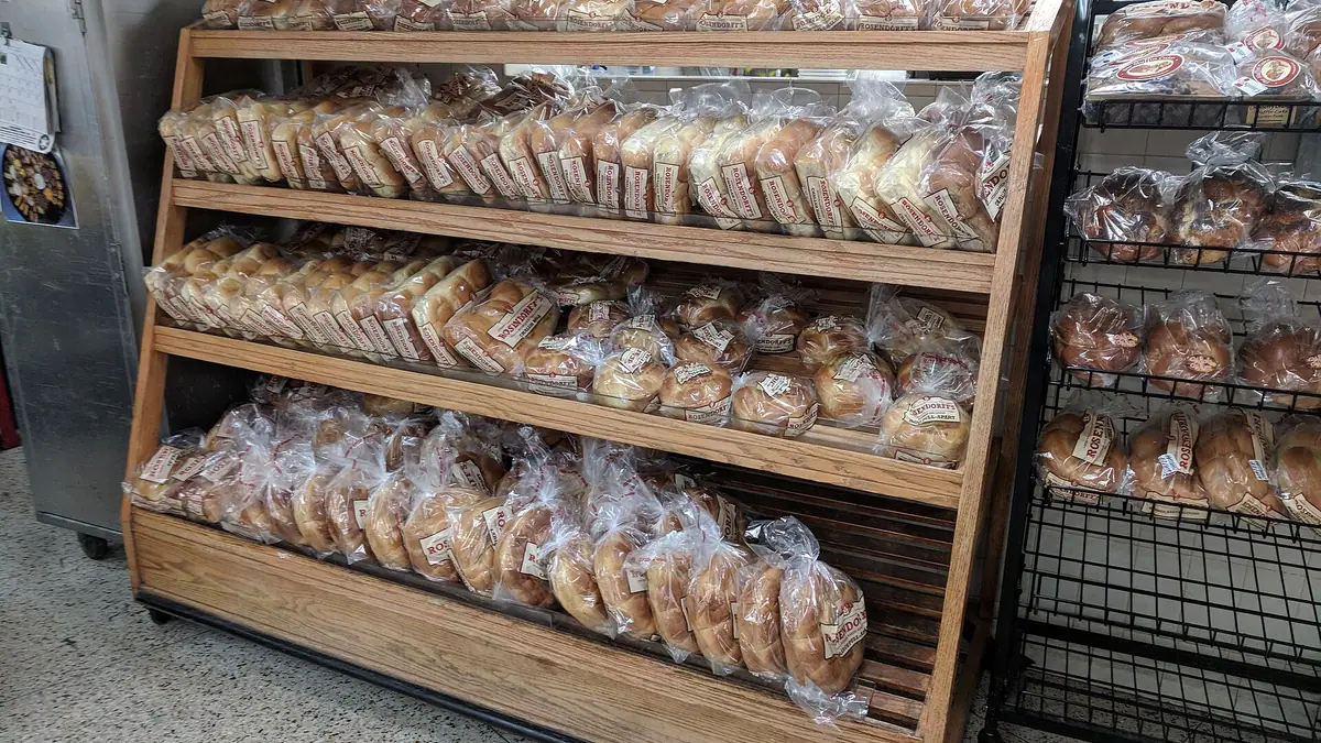 Rowes Bakery – bakery in Saltash town centre
